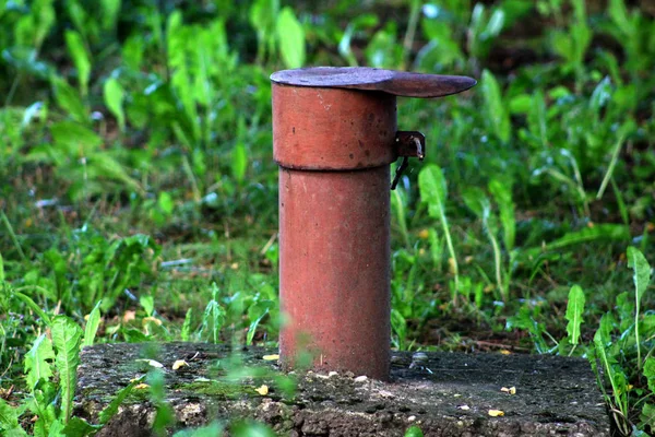 Abschließbare Metallkappe Ende Des Schweren Industrierohres Aufgesetzt Und Mit Gras — Stockfoto