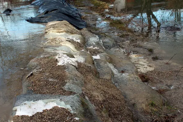 Traboccante Vecchi Sacchi Sabbia Protezione Contro Inondazioni Attraverso Sacchi Sabbia — Foto Stock