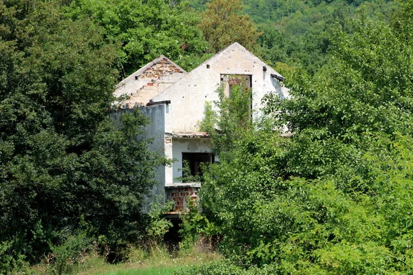 Ház Elpusztult Háború Nélkül Tető Ablakok Ajtók Leromlt Homlokzat Teljesen — Stock Fotó