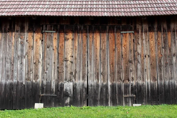 Stora Omålade Trä Lada Dörrar Med Starka Metall Gångjärn Röda — Stockfoto