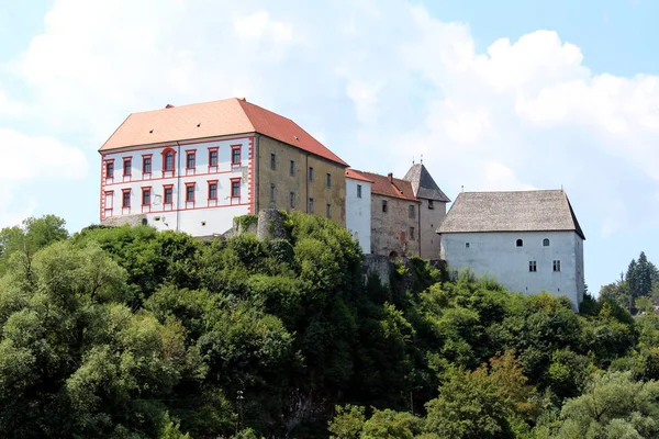 Alte Mittelalterliche Burg Mit Komplett Renovierten Dachziegeln Und Vorderseite Auf — Stockfoto