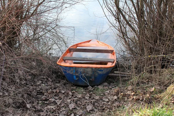 Flussboot Voller Regen Flussufer Zurückgelassen Mit Fallendem Laub Bedeckt Und — Stockfoto