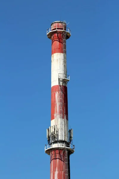 Topo Chaminé Vermelha Branca Industrial Alta Com Múltiplas Antenas Telefone — Fotografia de Stock