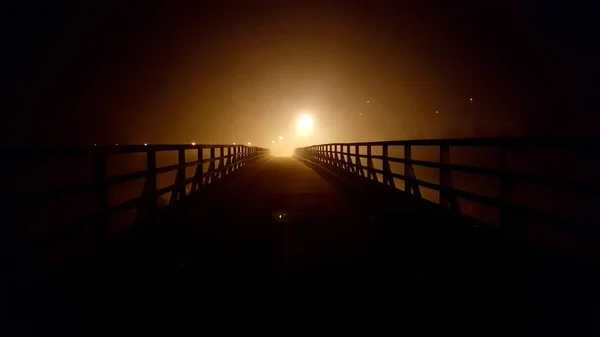 Старый Массивный Деревянный Мост Деревянными Поручнями Ночью Окружении Густого Тумана — стоковое фото