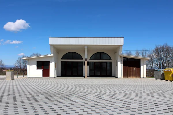 Edificio Funerario Del Cementerio Renovado Con Dos Habitaciones Zona Almacenamiento — Foto de Stock