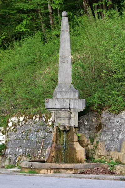 Fuente Piedra Centenaria Forma Obelisco Con Agua Dulce Corriente Parcialmente — Foto de Stock