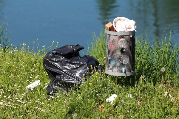 Poubelle Publique Métal Entièrement Remplie Entourée Herbe Non Coupée Sac — Photo