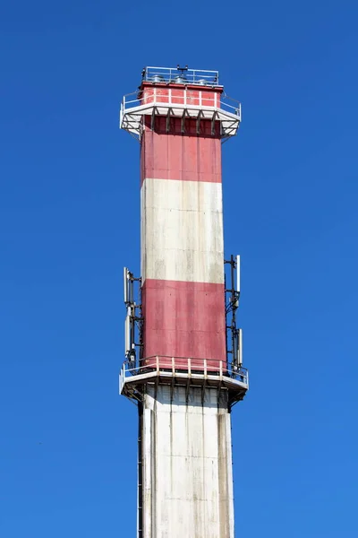 Concreto Alto Vermelho Branco Chaminé Industrial Com Duas Plataformas Segurança — Fotografia de Stock