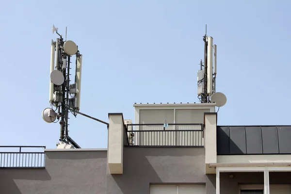 Transmisores Antenas Teléfono Celular Múltiples Montados Densamente Poste Metal Fuerte — Foto de Stock