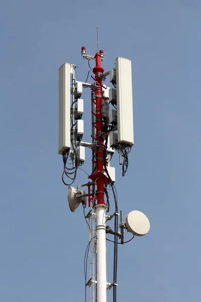 Fuerte Poste Metal Rojo Blanco Alto Con Múltiples Transmisores Teléfonos — Foto de Stock