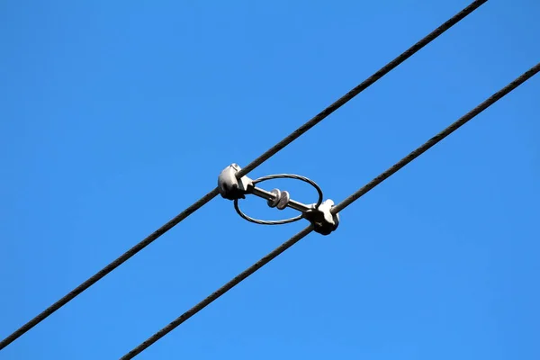 Zwei Stromleitungen Versorgungsunternehmen Schwarze Elektrische Drähte Zusammen Mit Starken Isolatoren — Stockfoto