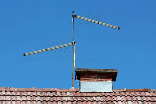 Duas Antenas Montadas Poste Metal Lado Casa Família Chaminé Tijolo — Fotografia de Stock