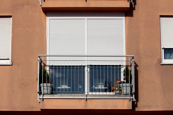 Gri Metal Güvenlik Çit Kısmen Kapalı Pencere Panjur Sıcak Güneşli — Stok fotoğraf