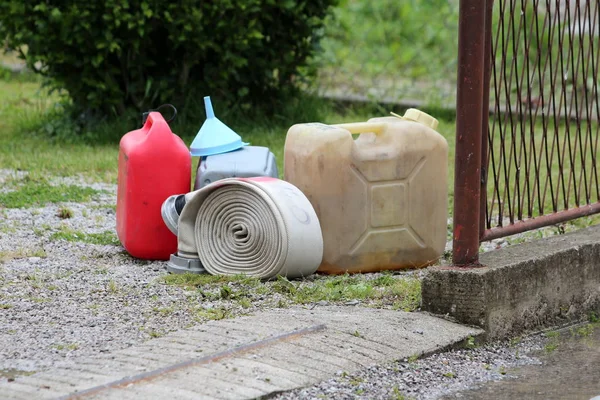 Conteneurs Carburant Plastique Neufs Anciens Avec Entonnoir Plastique Côté Tuyau — Photo