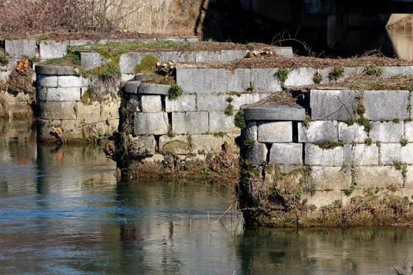 Antiguo Puente Destruido Roca Piedra Pilón Cimiento Parcialmente Cubierto Suciedad —  Fotos de Stock