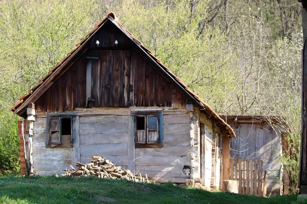 Antigua Casa Madera Ruinas Abandonada Con Ventanas Rotas Montón Leña — Foto de Stock