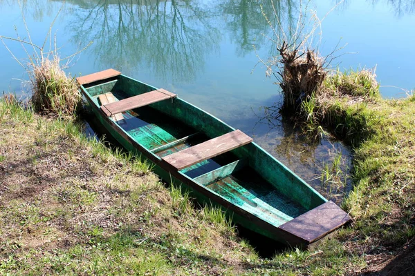 Dilapidated Flodbåt Med Bleka Färg Säkras Vid Lokala Flodbanken Omgiven — Stockfoto