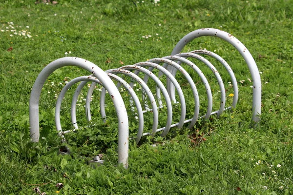 Ретро Винтажный Частично Ржавый Металлический Велосипедный Стенд Окружении Нескошенной Травы — стоковое фото