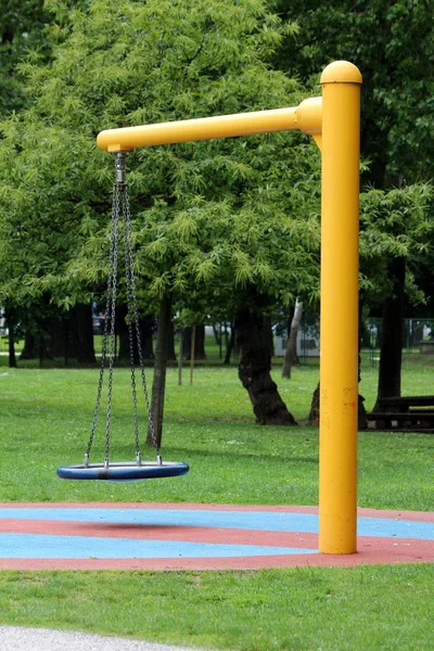 Balanço Borracha Suspenso Sobre Areia Playground Colorido Com Quatro Cadeias — Fotografia de Stock