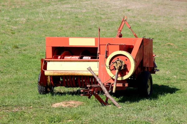 在温暖的阳光明媚的春日 大量使用后 农业干草设备留在当地田间 — 图库照片