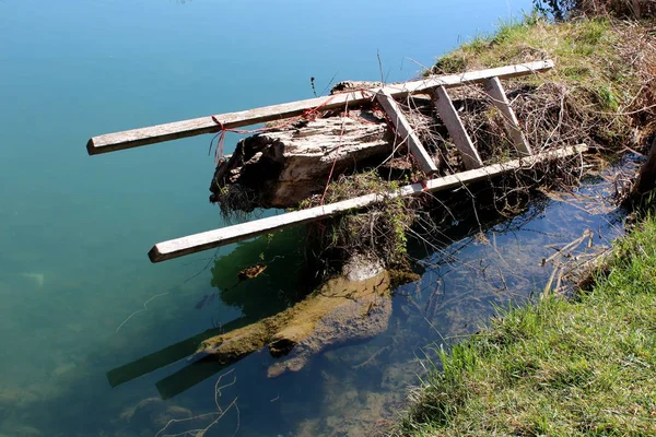 Scale Legno Rotte Con Gradini Mancanti Gettati Sulla Riva Del — Foto Stock