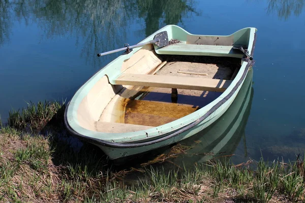 Vecchia Barca Fluviale Vetroresina Verde Chiaro Fatiscente Legata Alla Riva — Foto Stock