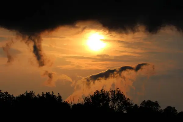 Dramatische Stormachtige Wolken Rondom Zon Bij Zonsondergang Het Lokale Bos — Stockfoto