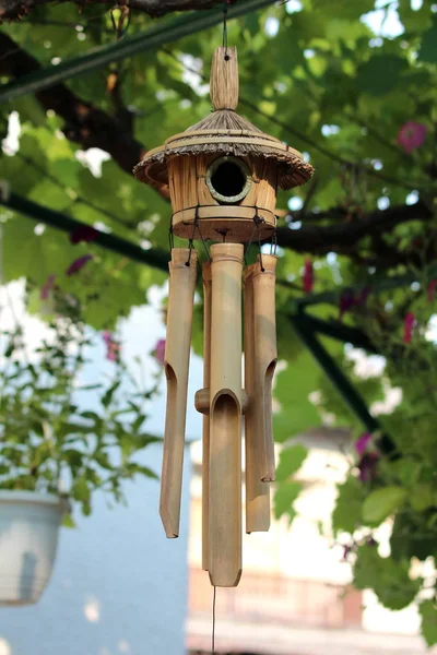 Gartendekoration Hölzerne Windspiele Mit Kleinem Vogelhaus Oben Umgeben Von Blumen — Stockfoto