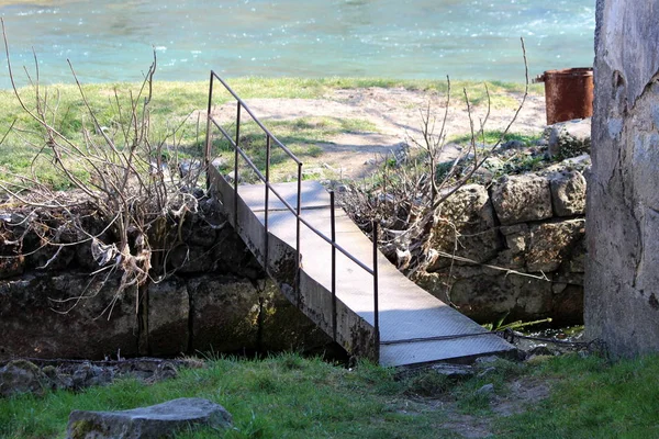 Antiguo Puente Metal Oxidado Casero Improvisado Parcialmente Roto Sobre Estrecho —  Fotos de Stock
