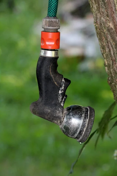 Plastic Metal Dilapidated Black Water Hose Spray Gun Hanging Tree — Stock Photo, Image