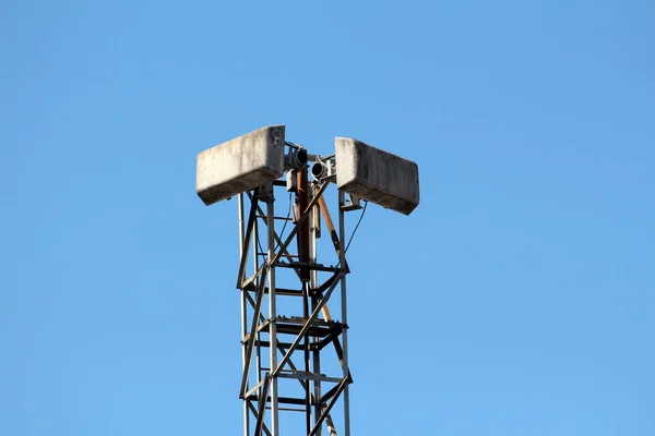 Torre Metal Forte Parcialmente Enferrujada Alta Com Duas Antenas Antigas — Fotografia de Stock