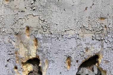 Kırık kırık harap gri aile evi yalıtım köpük panoları ve inşaat net duvar kağıdı arka plan doku sıcak güneşli yaz gününde