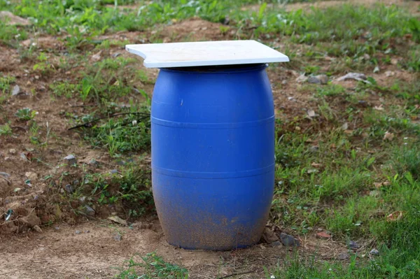 Barrica Agua Plástica Azul Cubierta Con Una Cubierta Metálica Gran — Foto de Stock