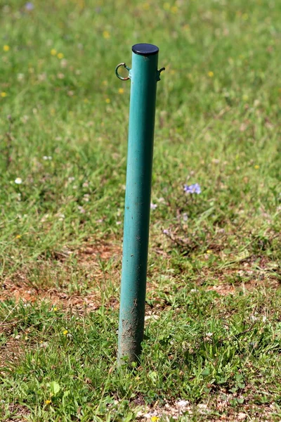 Poste Valla Metal Verde Oscuro Inclinado Con Cubierta Plástico Negro — Foto de Stock