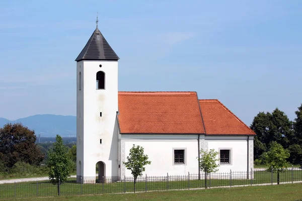 Místní Venkovský Kostel Bílou Fasádou Nové Střešní Dlaždice Obklopené Kovovým — Stock fotografie