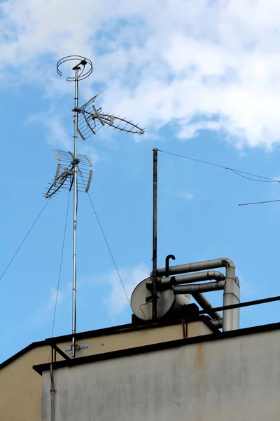 Múltiplas Antenas Rádio Montadas Forte Poste Metal Alto Topo Prédio — Fotografia de Stock