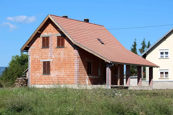 Новый Недостроенный Маленький Красный Дом Крыльцом Окруженный Нескошенной Травой Другие — стоковое фото