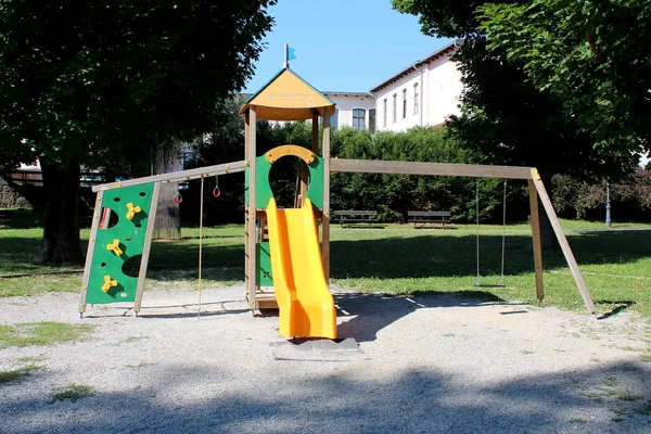 Retro Anmutende Outdoor Spielgeräte Aus Kunststoffrutsche Mit Holzschaukel Und Kletterwand — Stockfoto