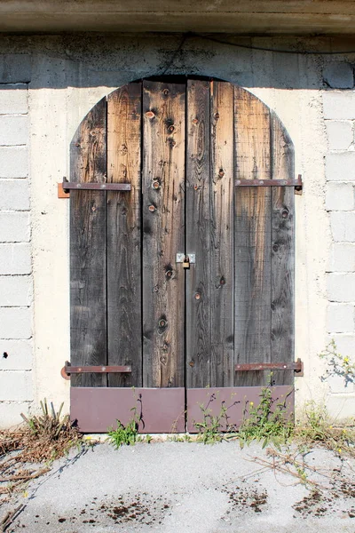 Деревянные Входные Двери Выцветшими Деревянными Досками Сломанной Металлической Защитой Смонтированы — стоковое фото