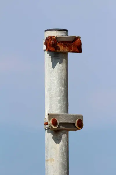 Toppen Stark Metall Väg Skylt Stolpe Med Saknade Skylt Och — Stockfoto