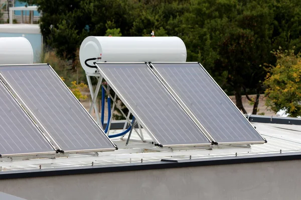 Nuevos Paneles Solares Para Calentar Agua Instalados Azotea Del Complejo — Foto de Stock