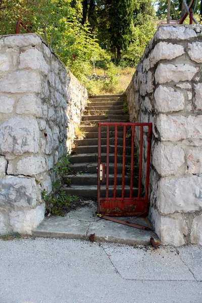 Narrow Concrete Steps Broken Metal Doors Surrounded Stone Wall Leading — Stock Photo, Image