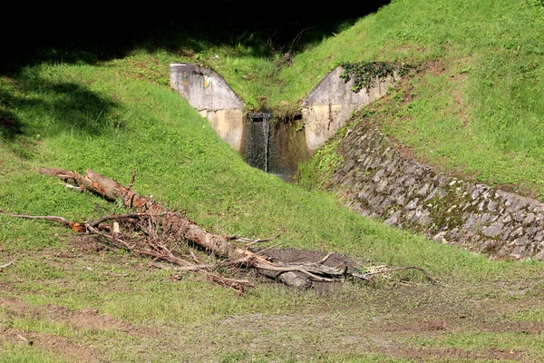 Schmaler Steinerner Wasserkanal Der Bei Starkem Regen Mit Frisch Gemähtem — Stockfoto