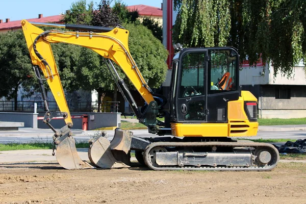 New Compact Excavator Left Side Main Road Local Construction Site — Stock Photo, Image