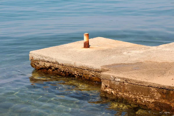 Antigua Piedra Ruinas Muelle Local Hormigón Con Tubería Metal Oxidado —  Fotos de Stock