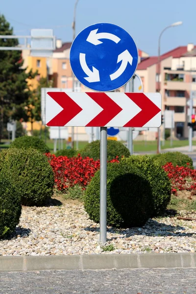 Ronde Blauwe Witte Rotonde Verkeersbord Boven Rood Wit Gestreepte Pijl — Stockfoto