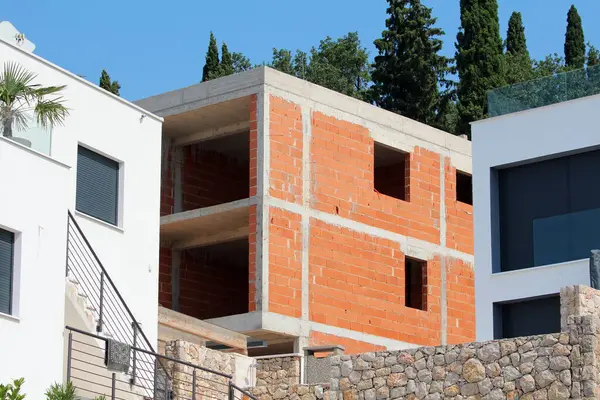 Edificio Apartamentos Ladrillo Rojo Moderno Inacabado Rodeado Nuevos Edificios Pared —  Fotos de Stock