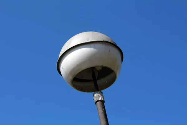 Vintage Rétro Vieux Lampadaire Rond Blanc Délabré Monté Sur Poteau — Photo