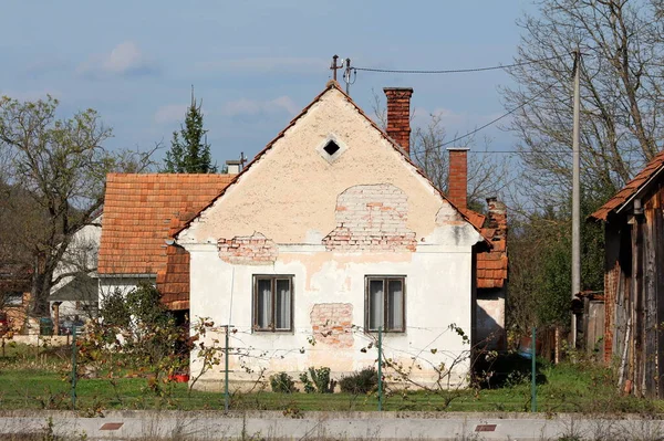 Pequeña Casa Unifamiliar Abandonada Ladrillos Rojos Viejos Con Fachada Agrietada —  Fotos de Stock