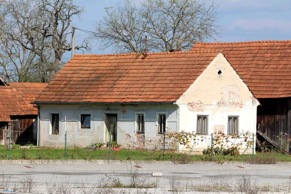 Megnyúlt Kis Vörös Tégla Külvárosi Családi Ház Repedt Homlokzattal Leromlott — Stock Fotó